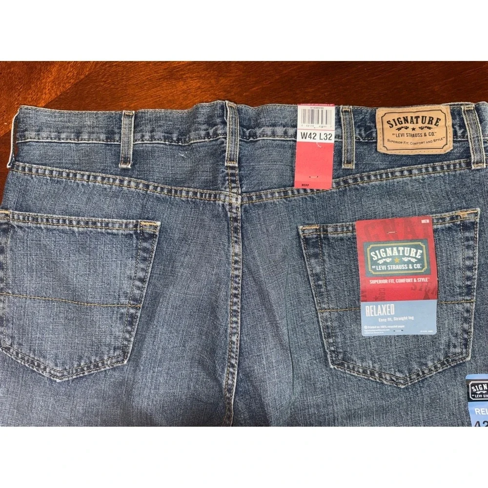Signature Levi Relaxed Fit Jeans Men 42x32 Blue Med Wash Straight Leg Brand New